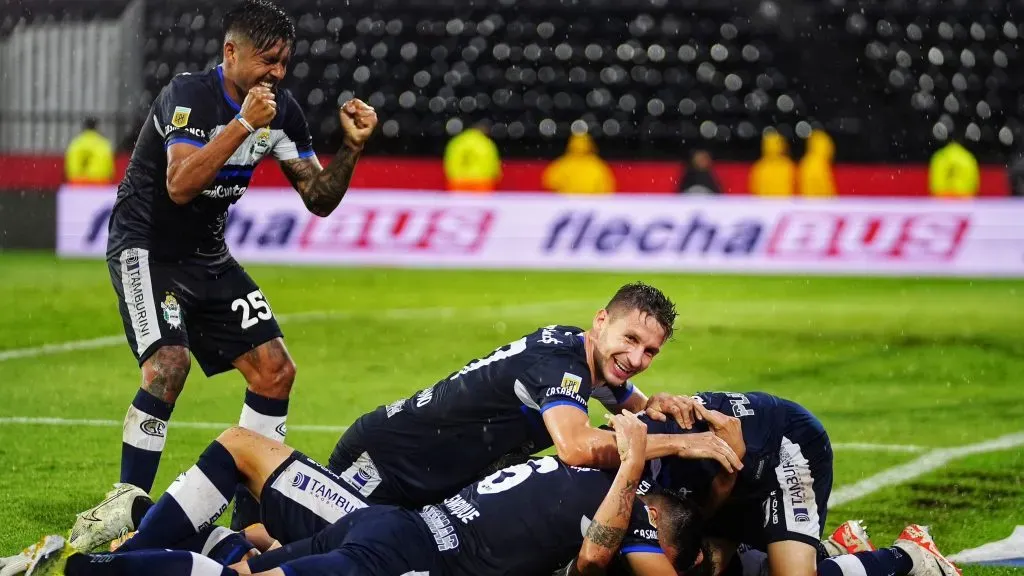 Gimnasia, el ganador del desempate ante Colón para quedarse en Primera. (Foto: Gimnasia)