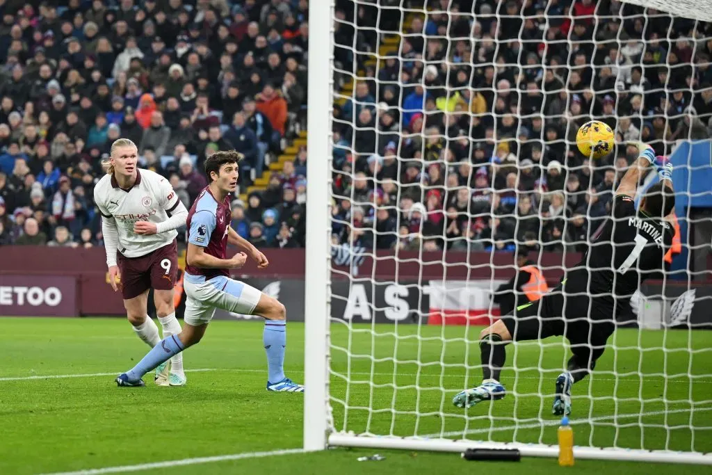 La imagen de la doble tapada del Dibu Martínez a Erling Haaland en el triunfo del Aston Villa 1 a 0 al Manchester City. Getty Images.