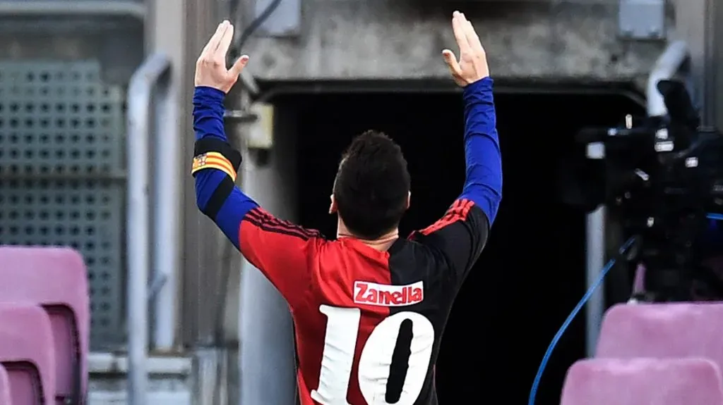 El inolvidable homenaje de Messi a Diego en Barcelona con la camiseta de Newell’s. (Getty)