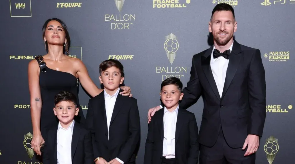 Messi y su familia antes de recibir el octavo Balón de Oro. (Foto: Getty Images)
