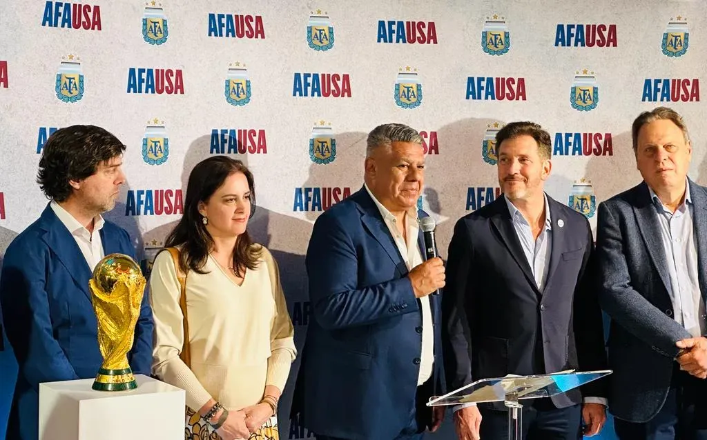 Tapia y Domínguez encabezaron la presentación de las oficinas de AFA en Miami (Foto: Bolavip)