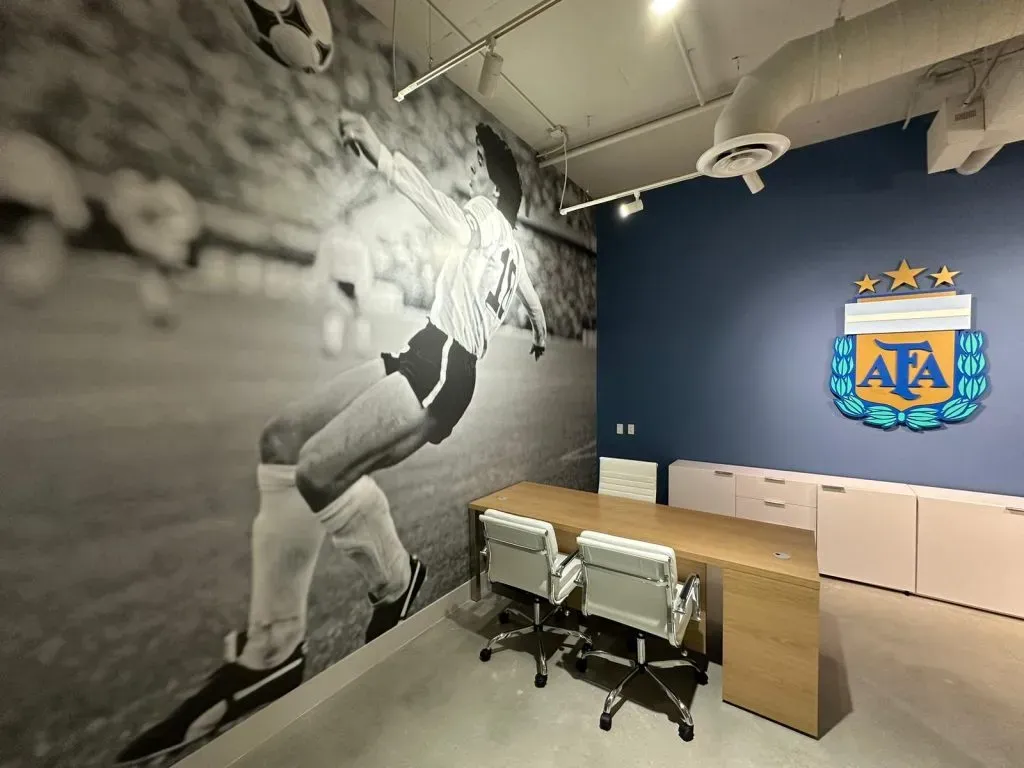 Maradona, presente en las oficinas de la AFA en Miami (Foto: Bolavip)