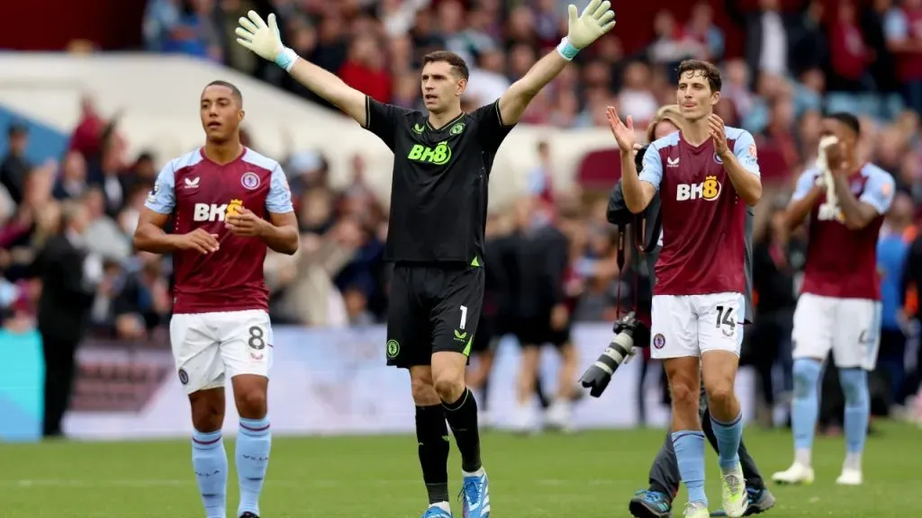 Dibu Martínez junto a sus compañeros de Aston Villa.