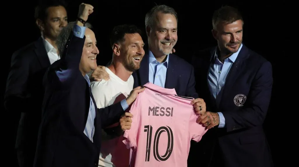 Hasta Beckham tuvo que esperar para comprar la camiseta de Messi. (Foto: Getty Images)