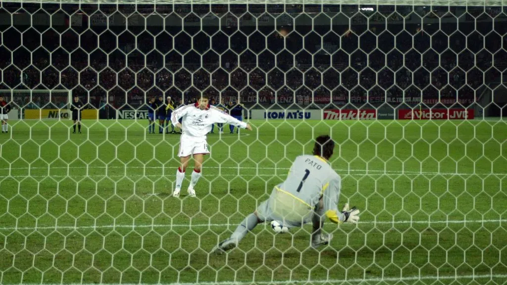 Costacurta le pega al pasto y Abbondanzieri detiene su remate (Imago)