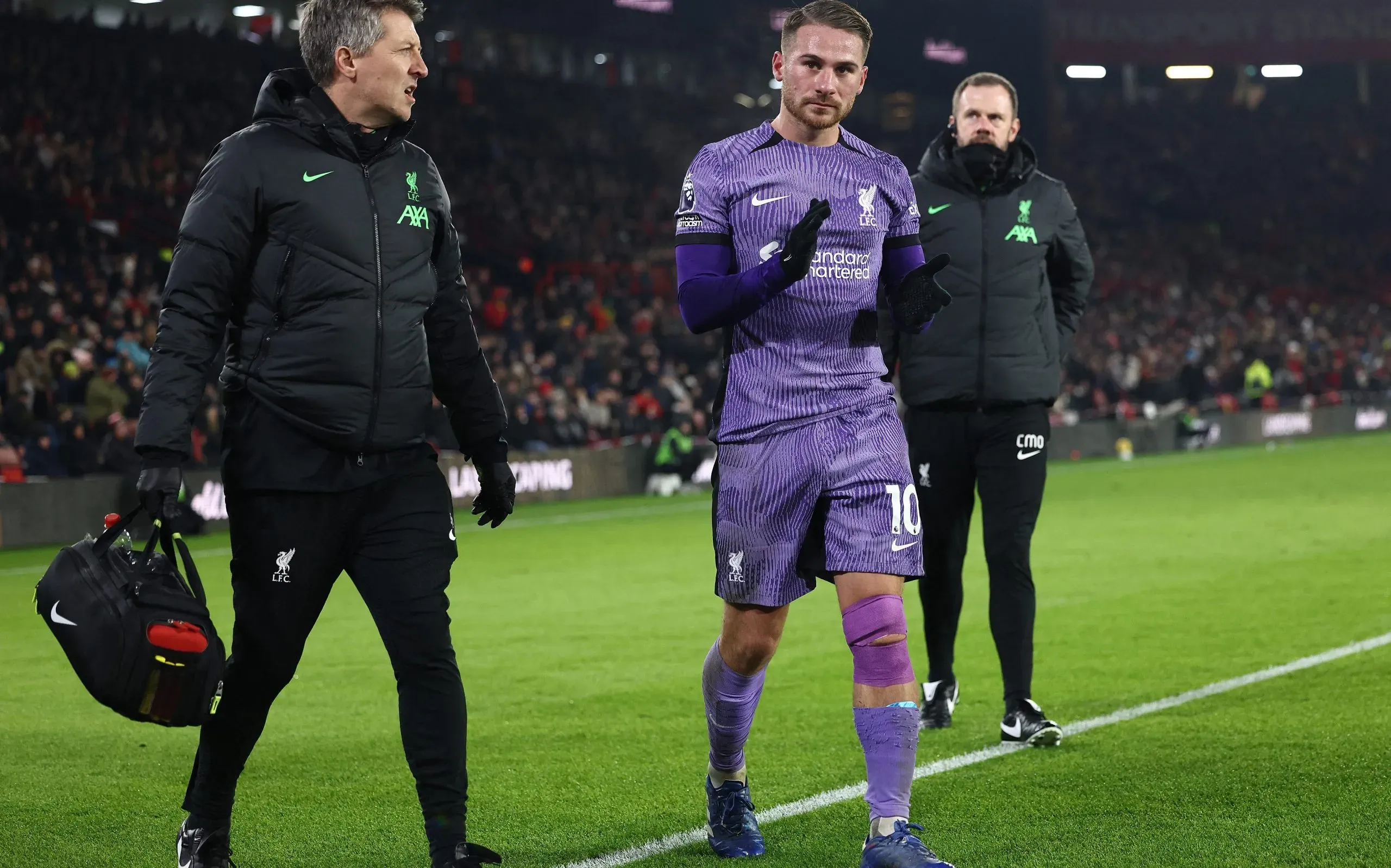 Así se retiraba Alexis Mac Allister del partido ante el Sheffield United. Getty Images.