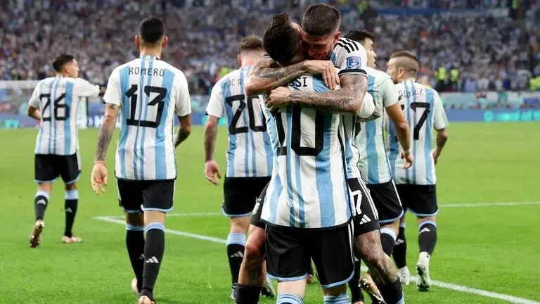 Abrazo de amigos: Messi y De Paul en el festejo del 1-0. Reuters.