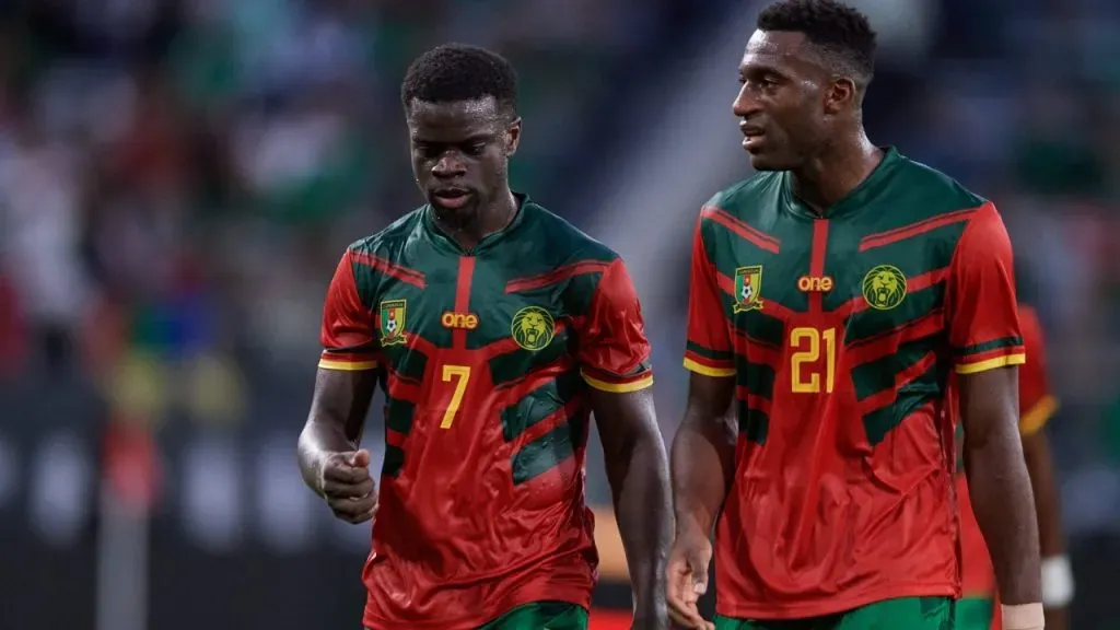 Olivier Kemen, número 7 de Camerún, junto a Oumar González (IMAGO / Agencia-MexSport).