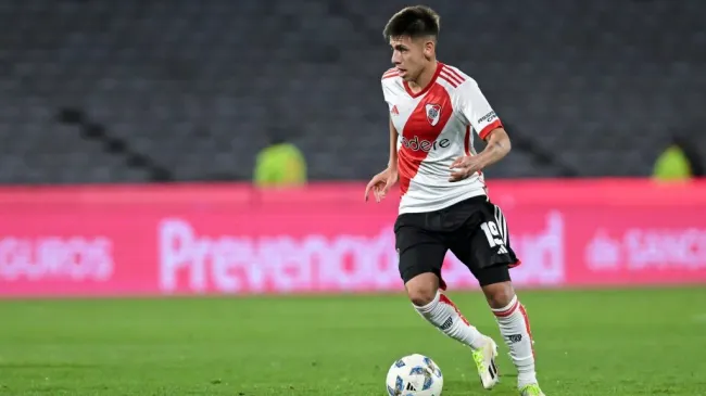 Claudio Echeverri durante un partido de River. (Foto: Getty)