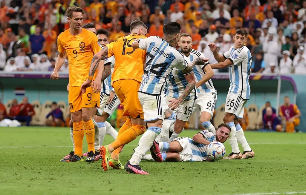 El momento en el que Wout Weghorst remató para lo que fue el empate de Países Bajos ante Argentina. Getty Images.