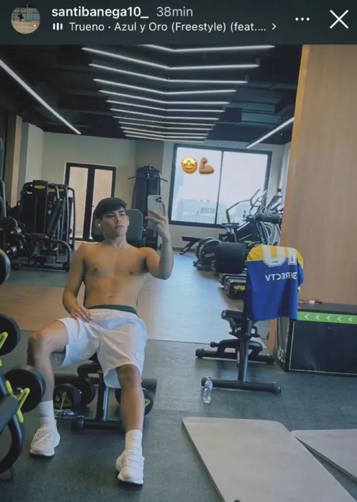 El hijo de Banega posando con la camiseta de Boca de fondo