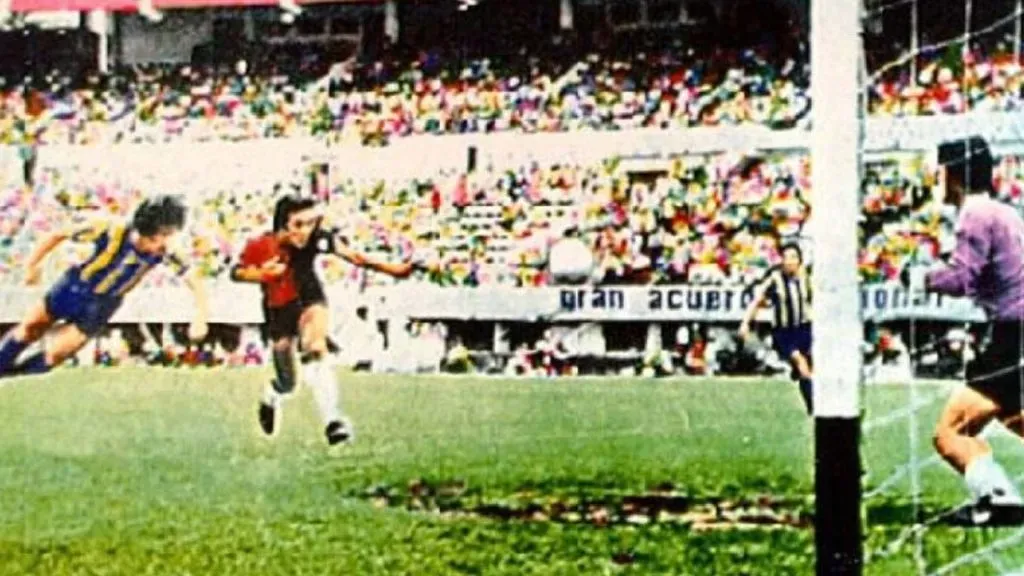La mítica “palomita” de Aldo Pedro Poy para ganar un clásico definitorio en el 71 (El Gráfico)