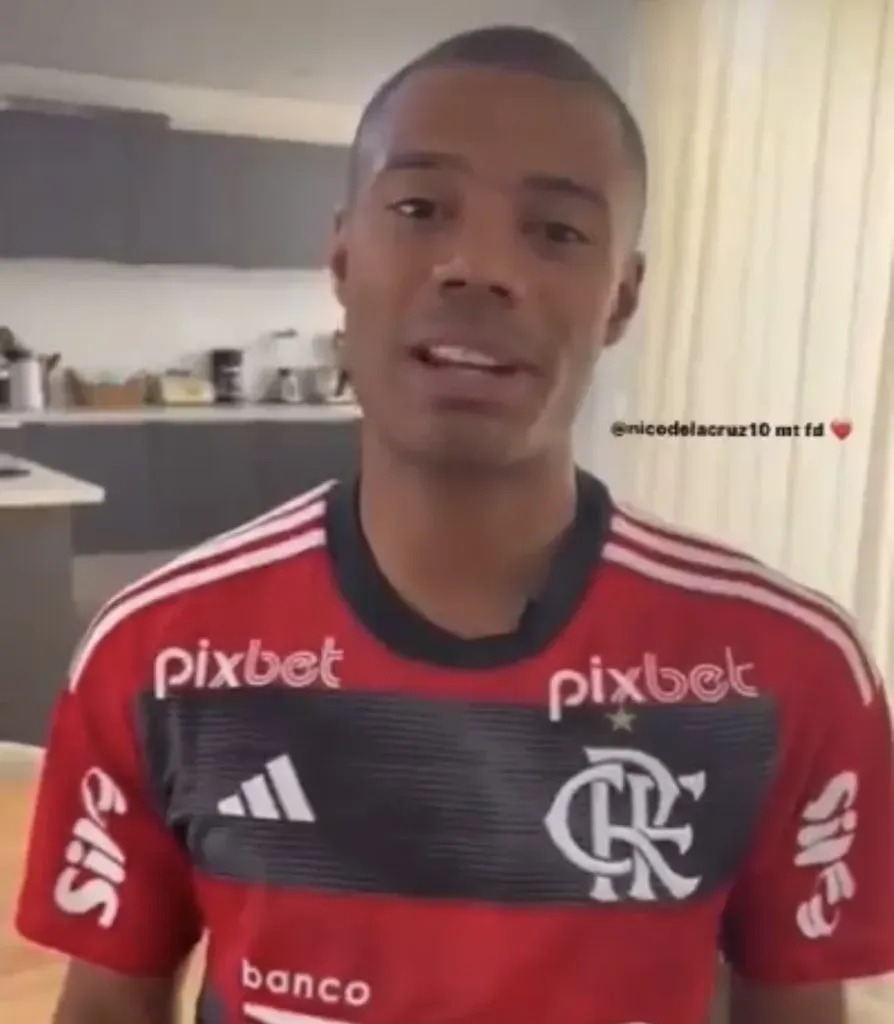 Nicolás De la Cruz posó con la camiseta de Flamengo.