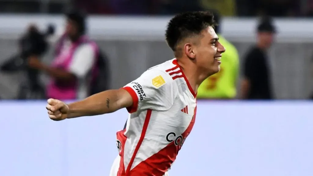 Claudio Echeverri tiene contrato con River hasta diciembre 2024.