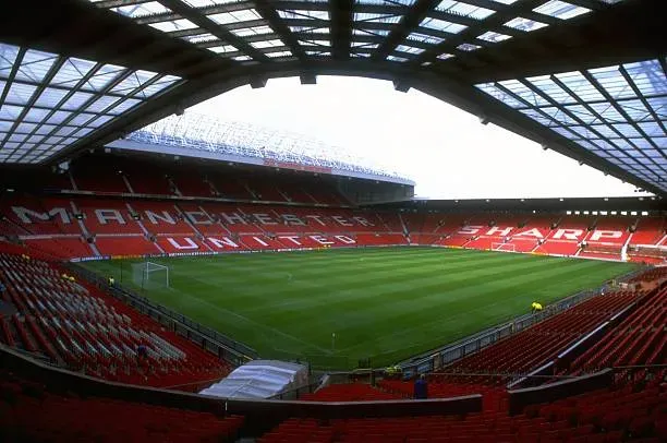 Old Trafford espera una renovación de la mano del INEOS Group (Stu Forster /Allsport)