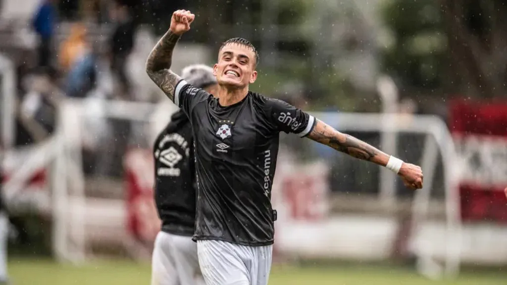 Nicolás Fonseca, el primer refuerzo de River, en Montevideo Wanderers. (@mwfc_oficial)