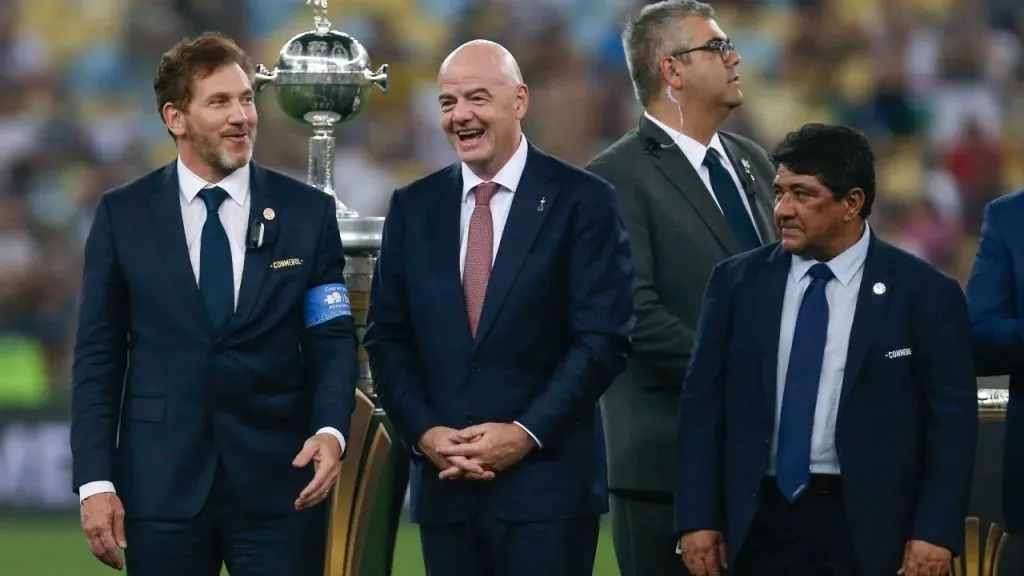 De izquierda a derecha: Alejandro Domínguez, Gianni Infantino y Ednaldo Rodrigues, ex presidente de la CBF. Getty Images.