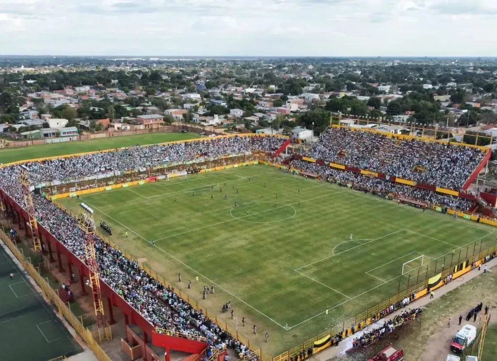 El estadio de Boca Unidos colmado para celebrar el título provincial de Mandiyú. Facebook.