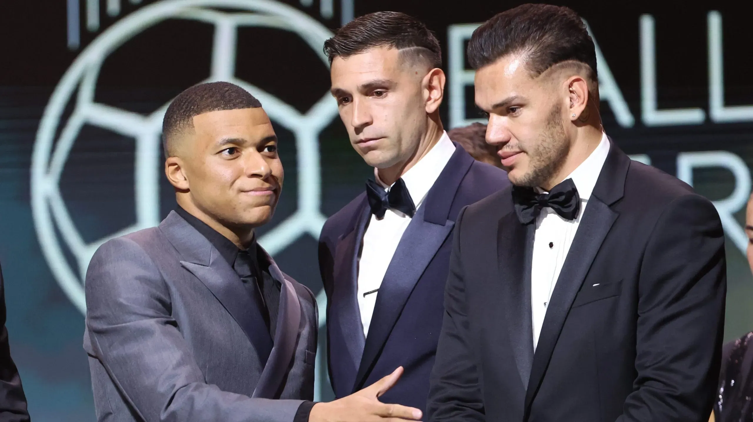 Emiliano Martínez y Ederson junto a Kylian Mbappé en la ceremonia del Balón de Oro 2023. Getty Images.