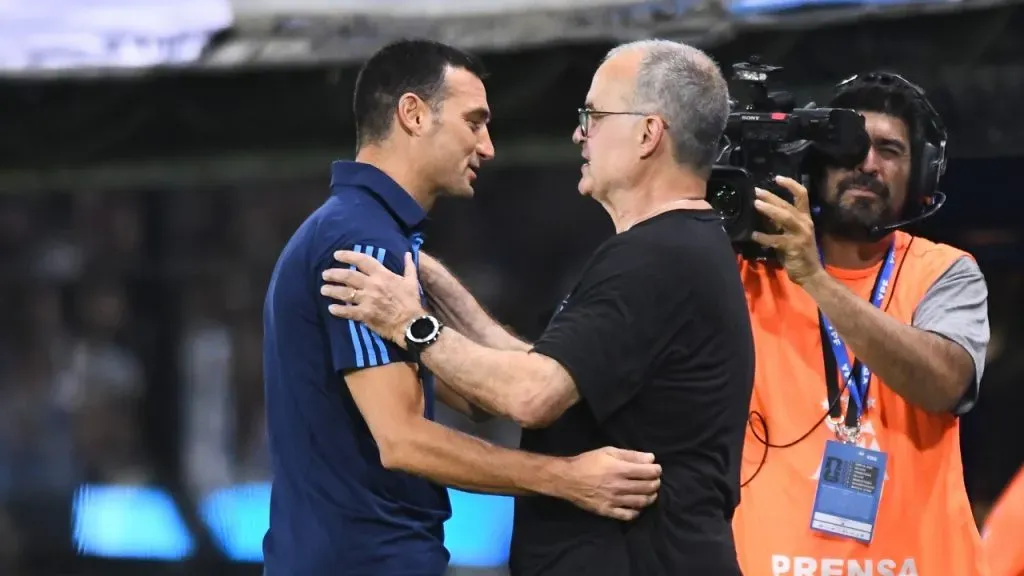 Lionel Scaloni y Marcelo Bielsa, en el último Argentina vs. Uruguay (Getty Images).