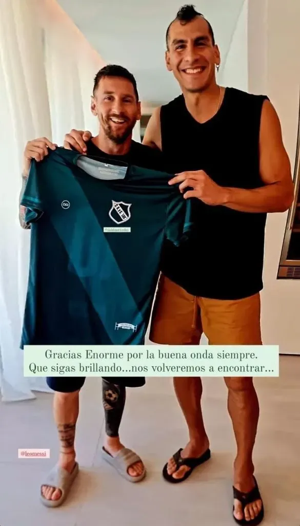 Nahuel Guzmán con Messi y su regalo (Instagram @nahuelguzman111).