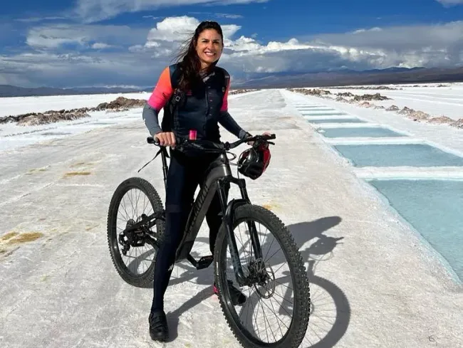 Gaby Sabatini recorriendo el país en bici. Foto IG