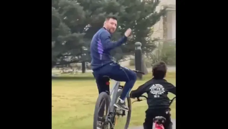 Messi fue captado en video andando en bici con sus hijos. Captura de video.