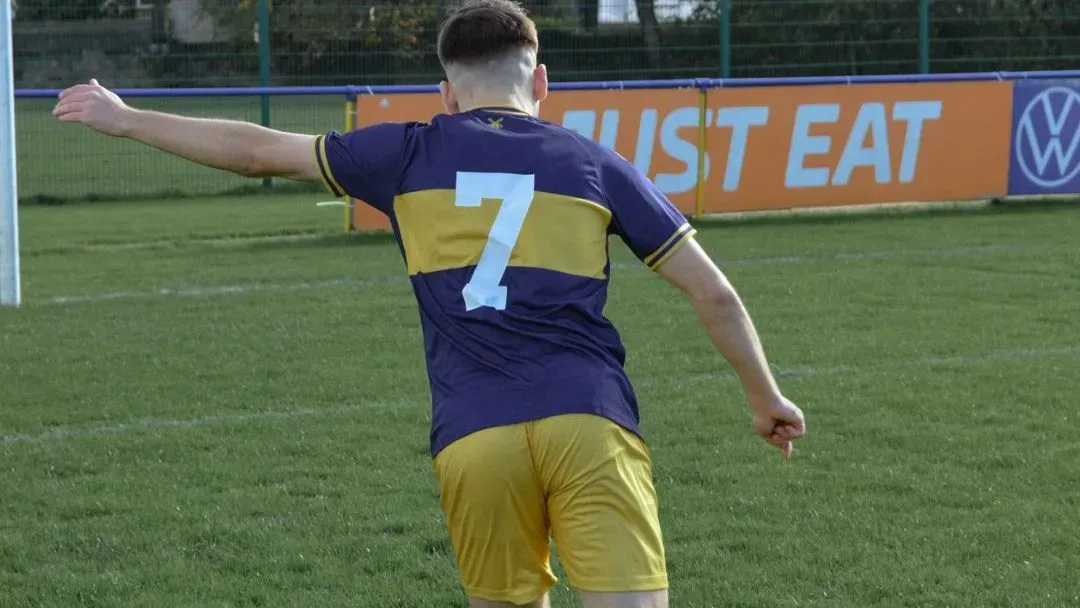 Además, el pantalón del conjunto del Llantwit Major es amarillo, combinación que utilizó Boca en la Final de vuelta de la Copa Libertadores 2007 ante el Gremio de Porto Alegre. @LlantwitMajorFC