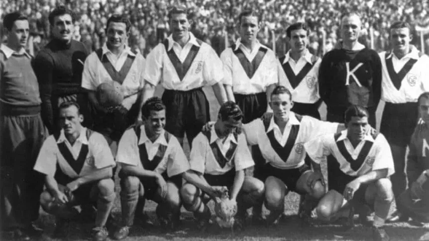 En blanco y negro, con la V azul: Vélez volvió a Primera en 1943. Foto Archivo.