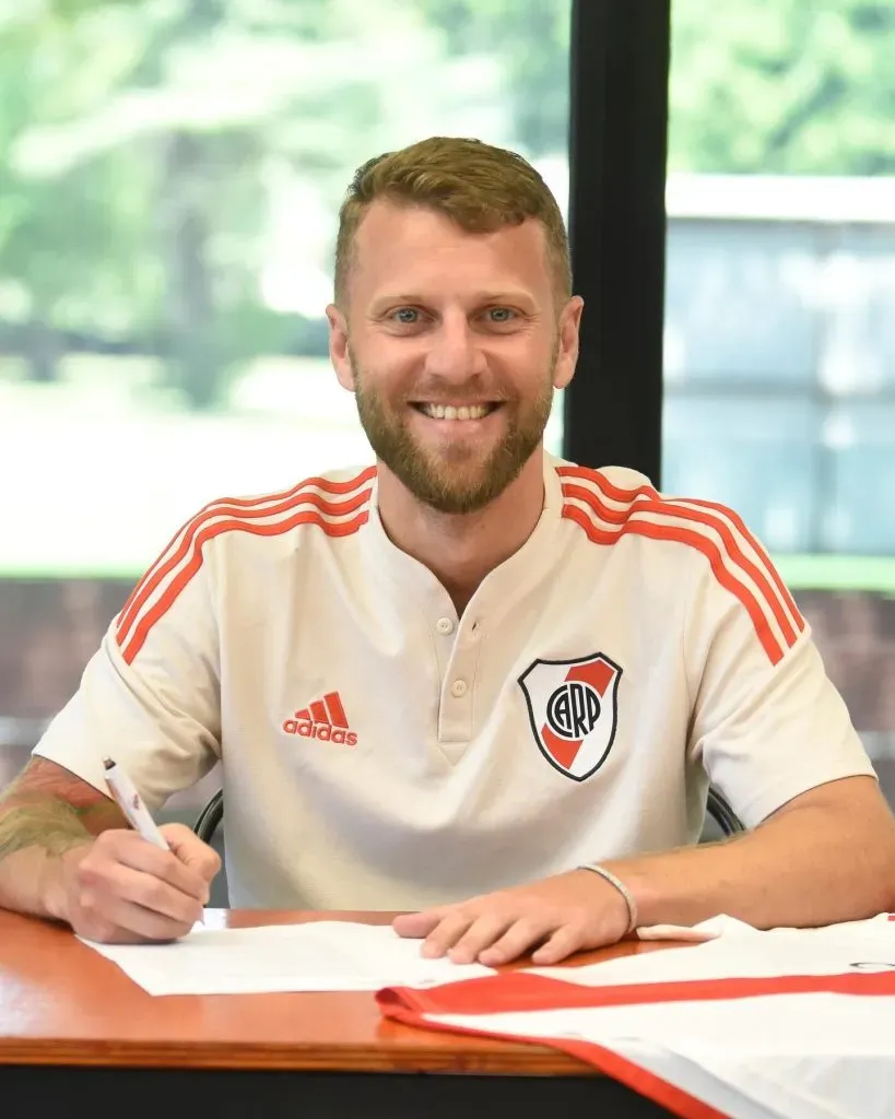 Ignacio Lacal firmó su contrato con River. Foto River Femenino.