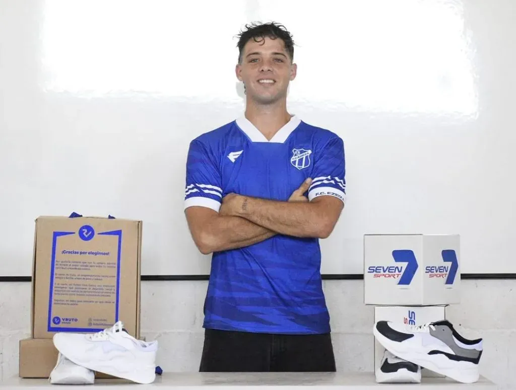 Santi Maratea fue presentado como refuerzo de Ezeiza Fútbol Club. (Foto: Instagram @futbolclubezeiza)