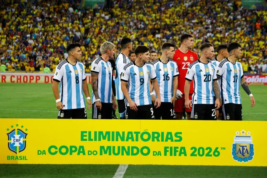 Los jugadores de la Selección Argentina mirando hacia donde se estaban desatando los incidentes en la tribuna del Maracaná. Getty Images.