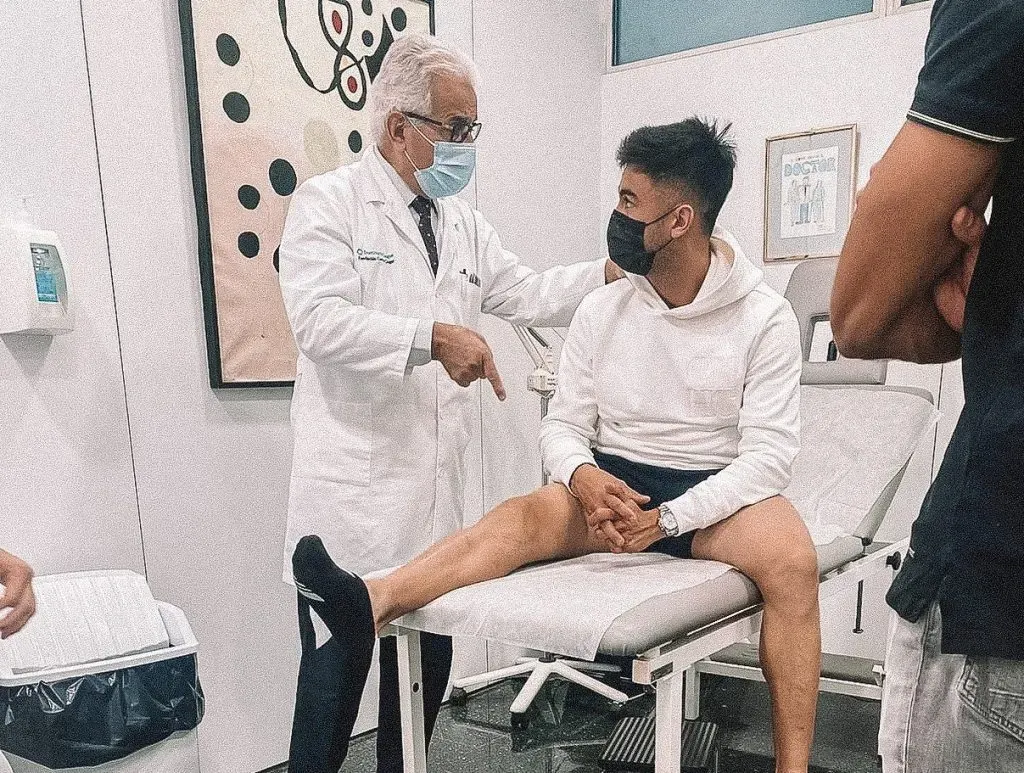 El Pity con Ramón Cugat luego de su segunda lesión. Foto IG