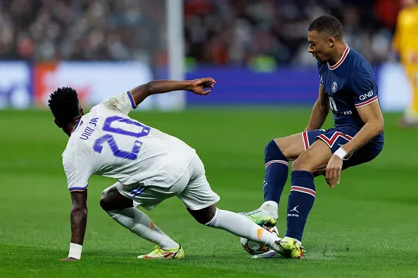 Vinicius y Mbappé disputan la pelota en la Champions League de 2022.