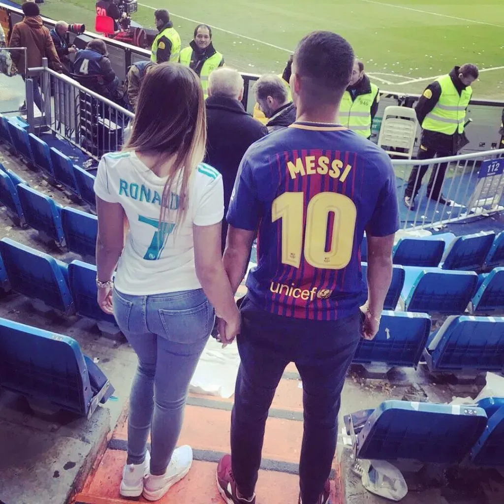 Bonilla y su novia viendo a Messi (y a Ronaldo). Foto IG.