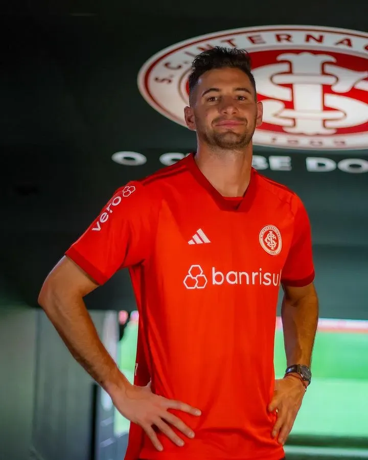 Lucas Alario fue presentando en Inter de Porto Alegre. (Foto: Prensa Inter).
