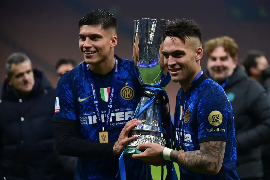 Lautaro Martínez junto a Joaquín Correa en la última edición de la Supercopa de Italia. Getty Images.