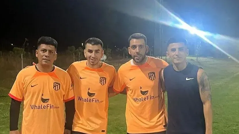 El papá de Thiago, Correa y Thiago junto a Agustín Jiménez, representante de ambos futbolistas. (Foto: Instagram @agus_jimenez24)