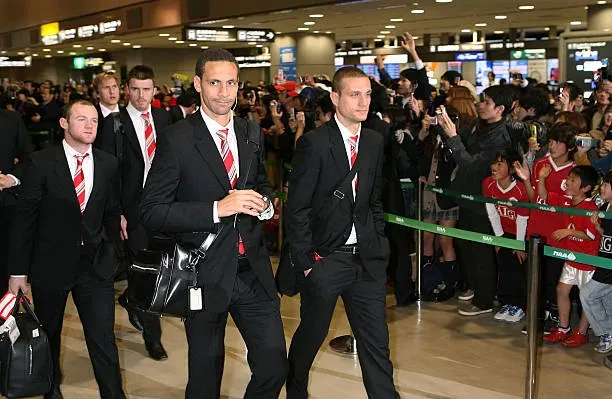 Saco y corbata, así llegaba el Manchester United a Japón para jugar el Mundial de Clubes 2008, siguiendo la línea impuesta por Ferguson. (Photo by Kiyoshi Ota/Getty Images)
