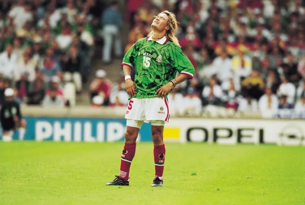 Luis Hernández en el debut de México en el Mundial 1998 en la victoria por 3 a 1 ante Corea con dos goles del Matador. (Foto: Getty).