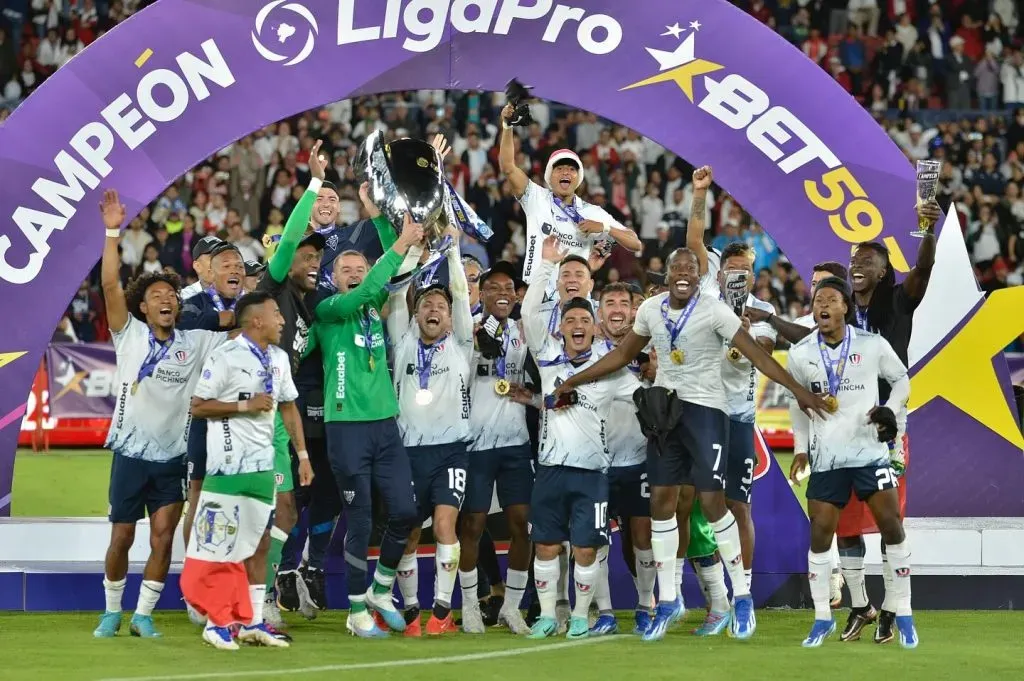 Hurtado con sus compañeros de equipo. Foto IG.