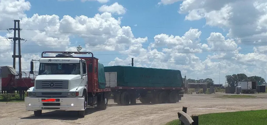 El camión contra el que impactó Luciano Perdomo