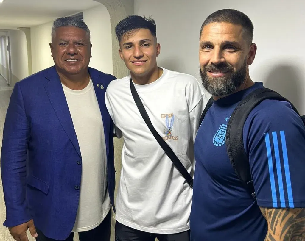 Santi Castro viajó a Buenos Aires acompañado de Chiqui Tapia y el médico Fernando Rudi.