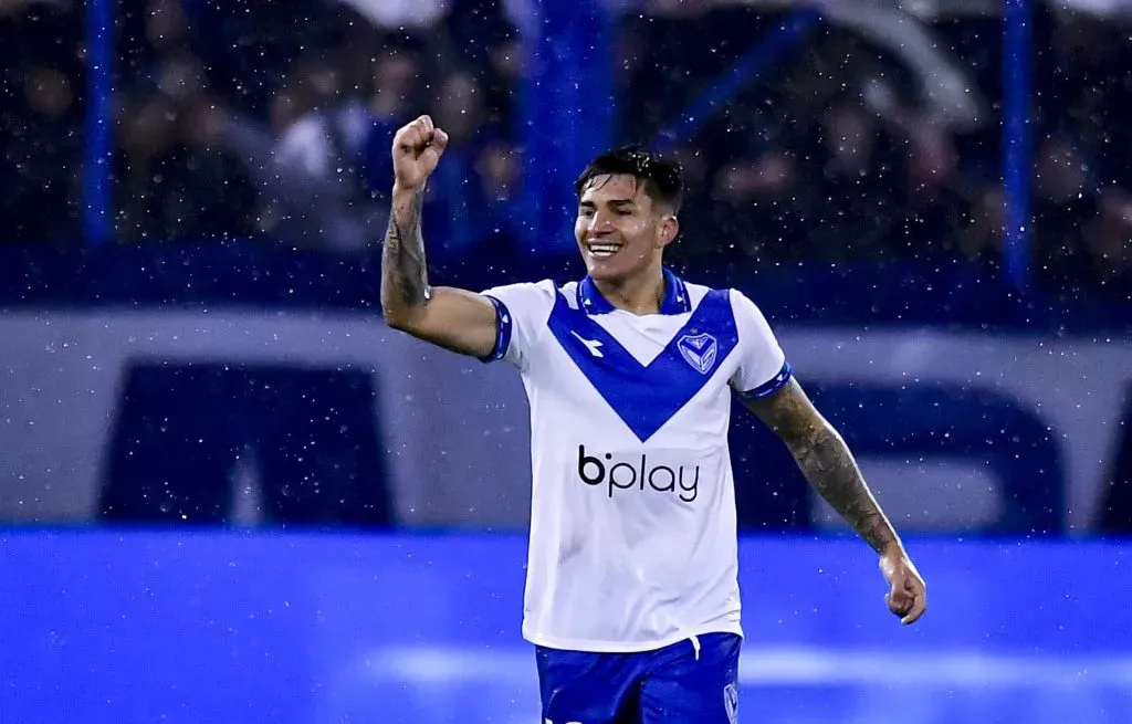 Santiago Castro festejando un gol en Vélez. (Foto: Getty)