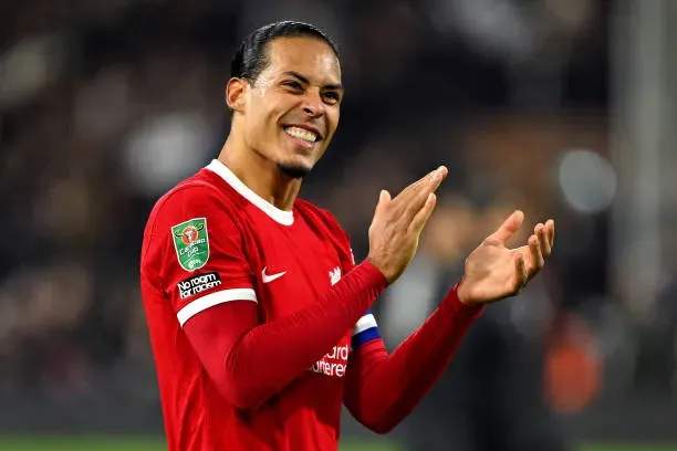 Virgil van Dijk es la referencia de la defensa de Liverpool. (Photo by Mike Hewitt/Getty Images)