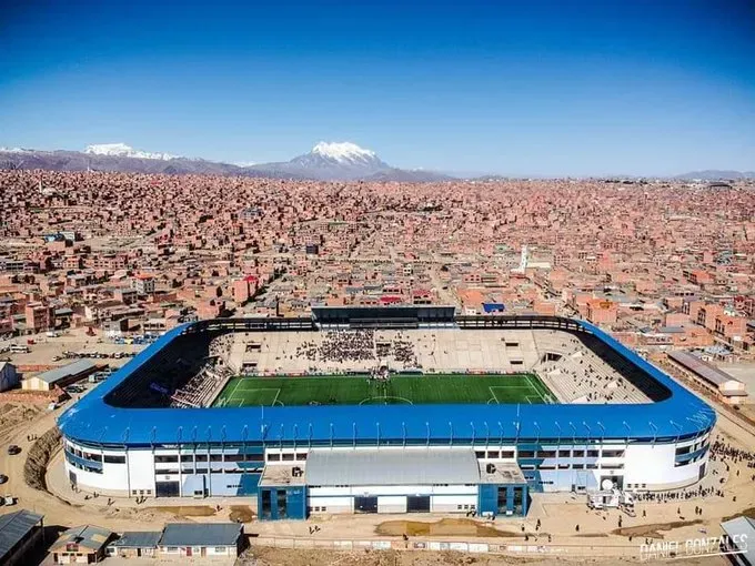 Estadio Municipal El Alto, ubicado a poco más de 4 mil metros de altura.