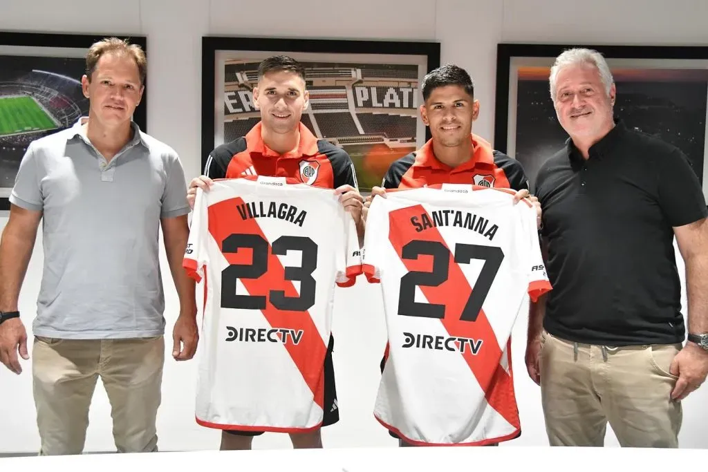 Rodrigo Villagra y Agustín Sant’Anna con sus nuevos dorsales. (Foto: Prensa River).