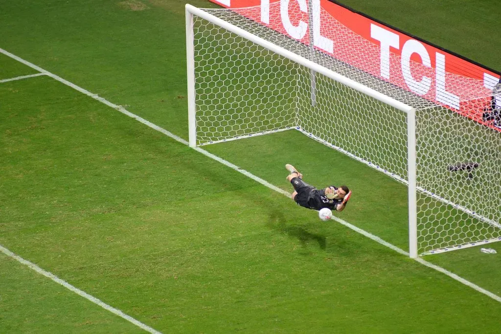 El icónico penal que le tapó Dibu Martínez a Yerry Mina (Getty Images)