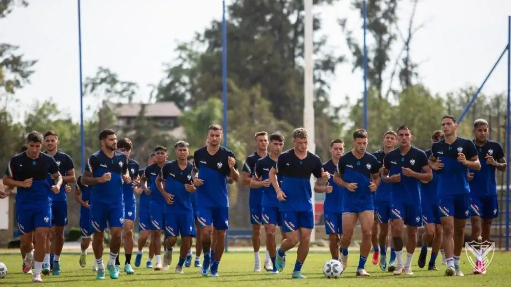 Centurión, junto a sus compañeros del primer equipo (Instagram @velez).