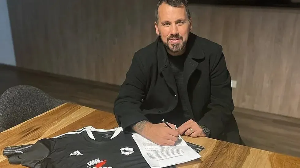 Fabbiani, nuevo DT de Riestra. (Foto: prensariestra)